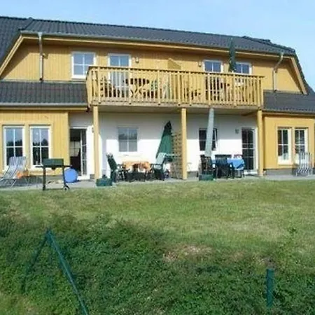 Gemuetliche Mit Grill Und Garten